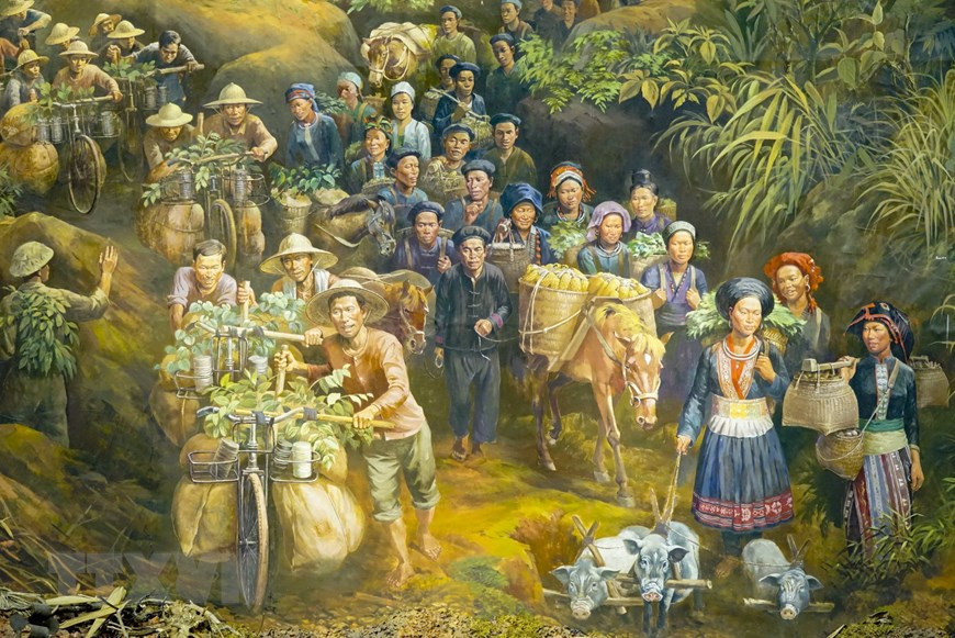 Les visiteurs peuvent admirer depuis le 7 mai ce tableau panoramique au musée de la victoire historique de Diên Biên Phu, province du même nom. Il satisfait non seulement leur désir de mieux comprendre les phases de la bataille, mais véhicule aussi un message de paix et d’amitié entre les peuples. Photo : VNA