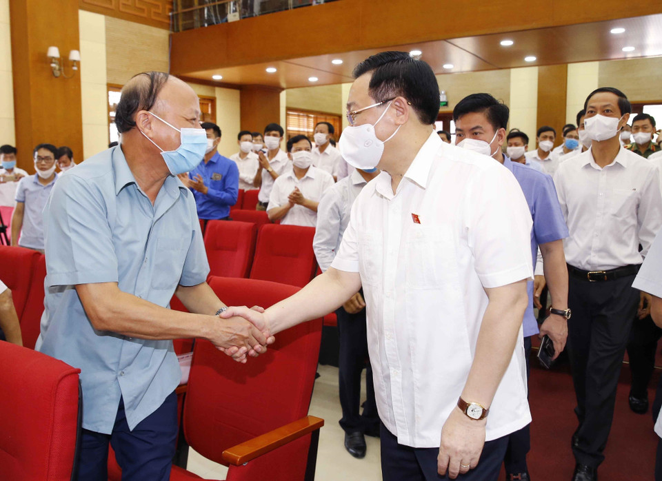 Le président de l’Assemblée nationale et du Conseil électoral national, Vuong Dinh Huê rencontre les électeurs du district de Vinh Bao. Photo : VNA