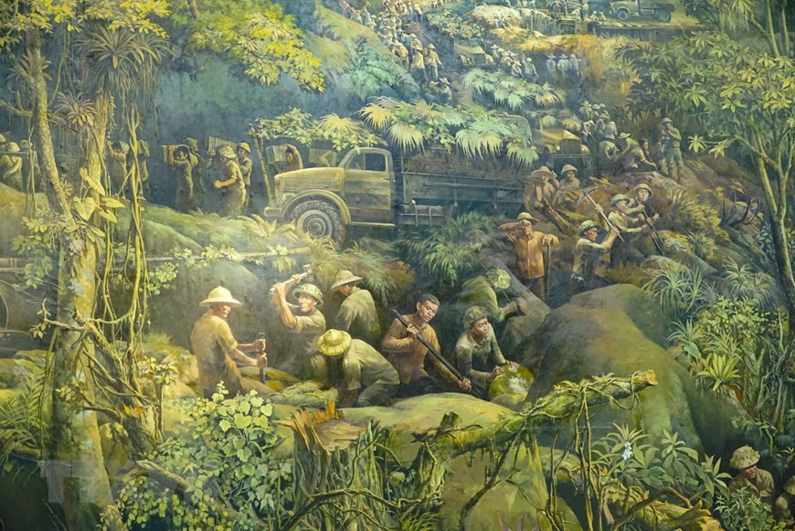 Des soldats et volontaires vietnamiens se préparent au combat. Photo : VNA