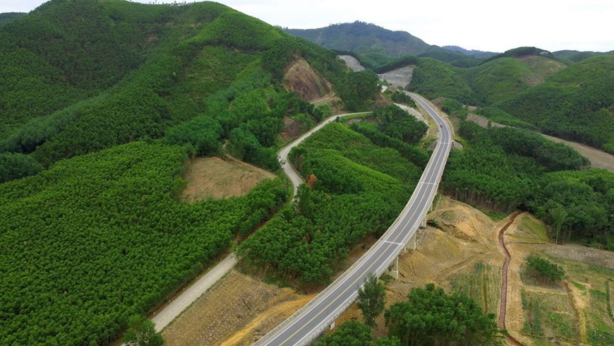 Ce tronçon qui serpente à travers les collines verdoyantes. Photo : VNA
