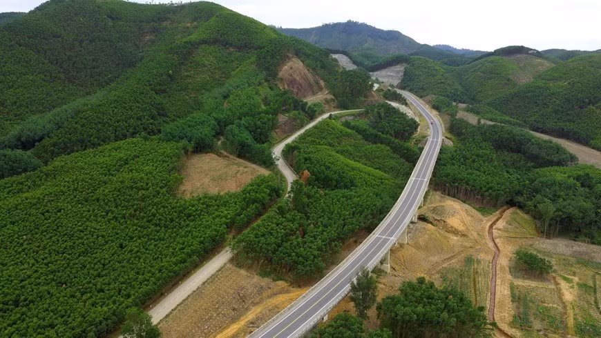 Ce tronçon qui serpente à travers les collines verdoyantes. Photo : VNA