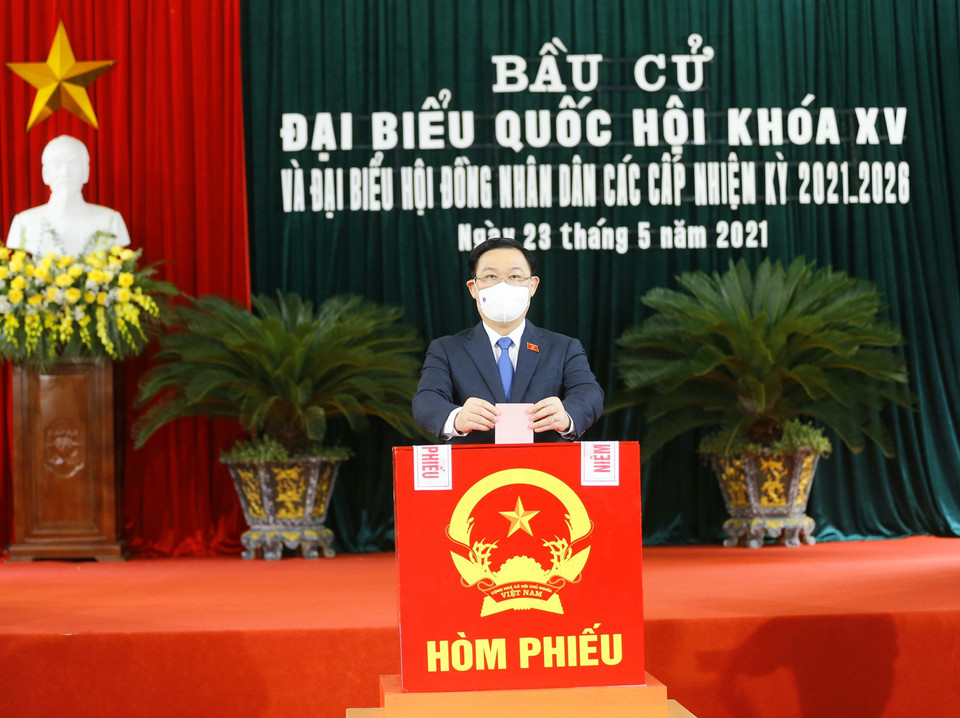 Le président de l'Assemblée nationale, Vuong Dinh Huê, vote dans la ville de Hai Phong (Nord). Photo: VNA