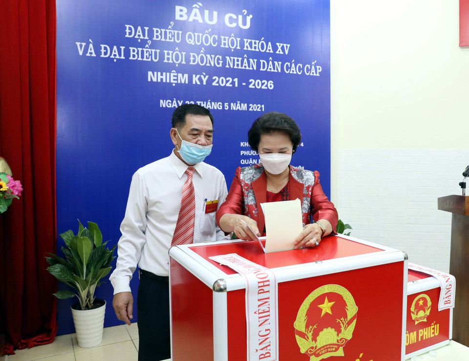 L'ancienne présidente de l'Assemblée nationale, Nguyên Thi Kim Ngân, au bureau de vote n°4, dans le quartier de Vinh Phuc, arrondissement de Ba Dinh, à Hanoi. Photo: VNA