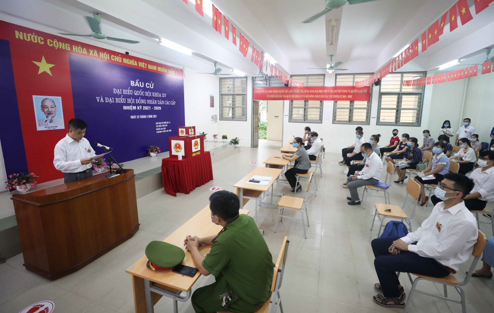 Le coup d'envoi du scrutin dans un bureau de vote à Trâu Quy à Hanoi. Photo: VNA