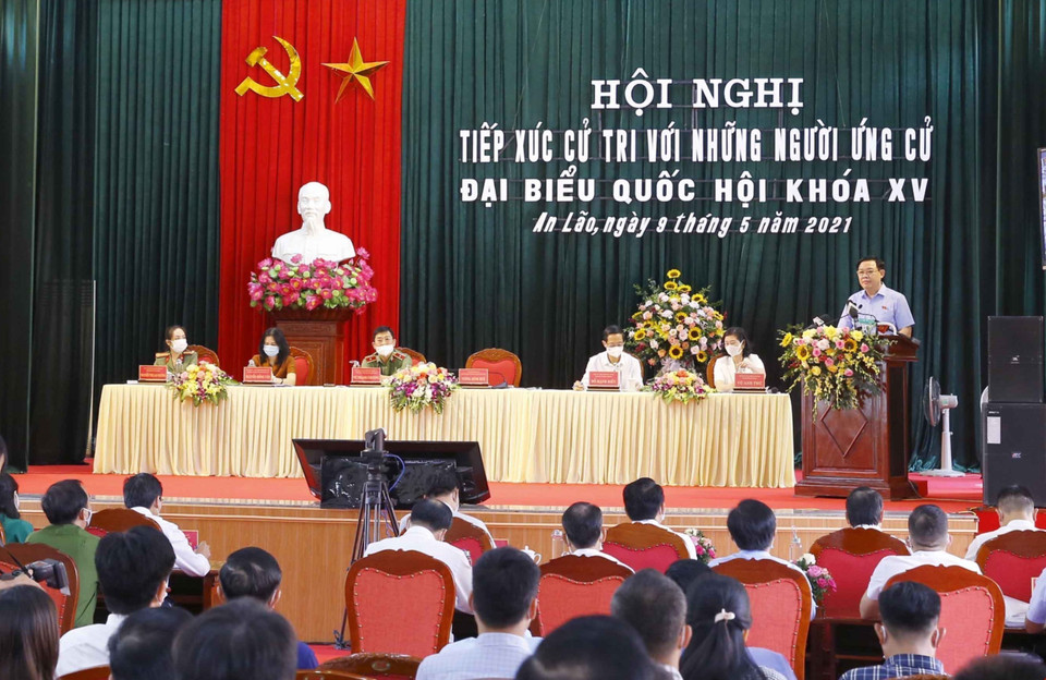Le président de l’Assemblée nationale et du Conseil électoral national, Vuong Dinh Huê, rencontre ses électeurs du district d'An Lao. Photo : VNA