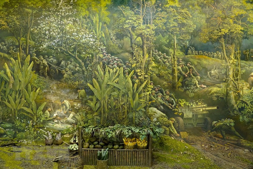 Des soldats vietnamiens tirent des canons sur les pentes des montagnes dominant le champ de bataille. Photo : VNA