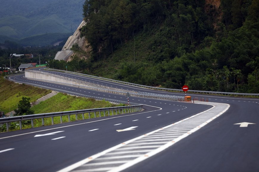  Un échangeur autoroutier à deux étages au chef-lieu de Khe Tre, district de Nam Dông, province de Thua Thien-Huê. Photo : VNA