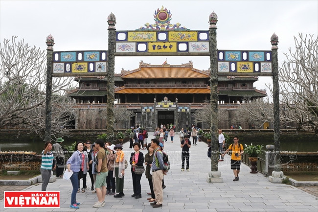 Huê accueille des milliers de visiteurs chaque jour. En 2015, 3,126 millions de personnes l'ont visitée. 