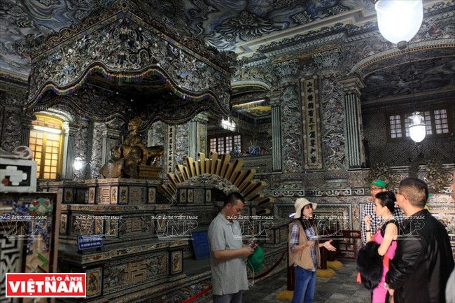 Le tombeau du roi Khai Dinh est un exemple classique d'architecture ornée de céramiques.