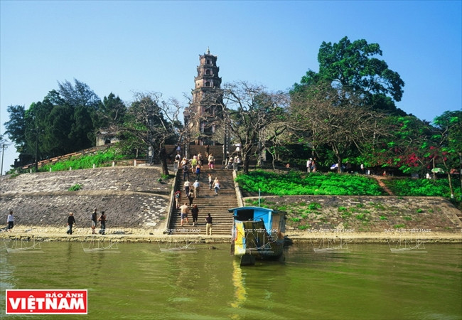 La pagode de Thiên Mu, construite en 1601 au bord de la rivière des Parfums, est une destination incontournable.