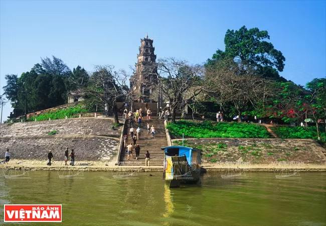 La pagode de Thiên Mu, construite en 1601 au bord de la rivière des Parfums, est une destination incontournable.