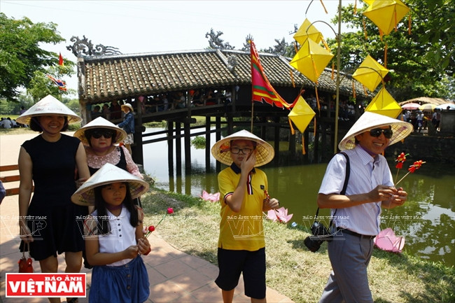 Huê vise 5,7 millions de visiteurs en 2020, dont 2​ millions d'étrangers.