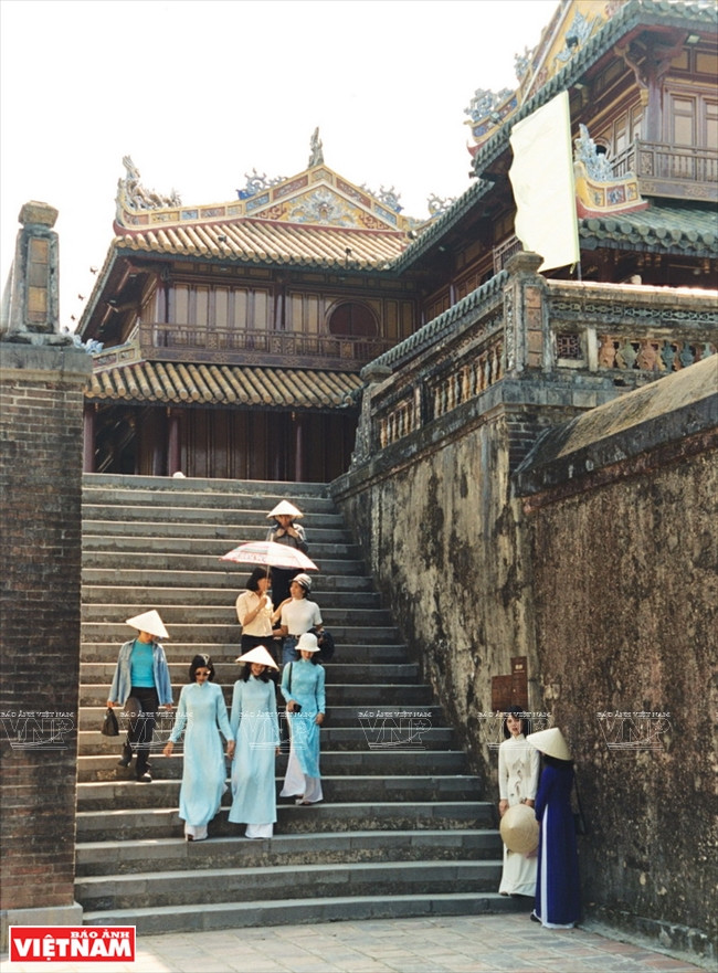 Touristes visitant la Cité impériale Huê. 