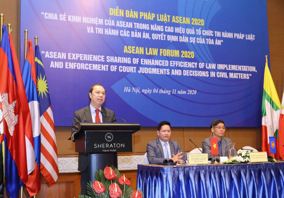 Le vice-ministre vietnamien des Affaires étrangères Nguyen Quoc Dung, chef de la délégation des hauts officiels de l'ASEAN du Vietnam, prend la parole au Forum juridique virtuel de l'ASEAN 2020 placé sous le thème "Partager les expériences de l'ASEAN dans l'amélioration de l'efficacité de l’exécution de la loi, des jugements civils et des décisions des tribunaux" qui a lieu le 4 novembre.