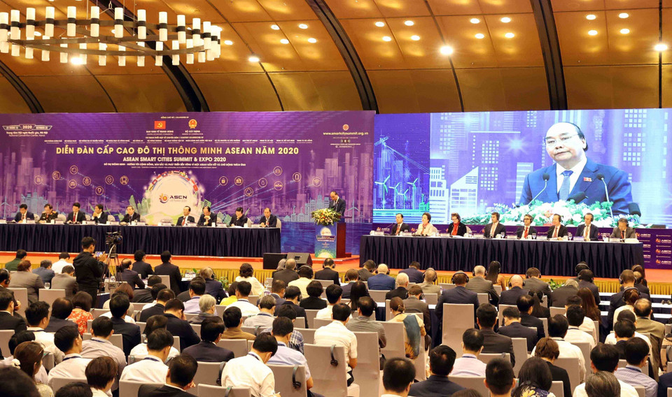 Le Premier ministre Nguyen Xuan Phuc assiste à la session plénière du Forum de haut niveau 2020 du réseau des villes intelligentes de l’ASEAN, le 22 octobre 2020 à Hanoï.