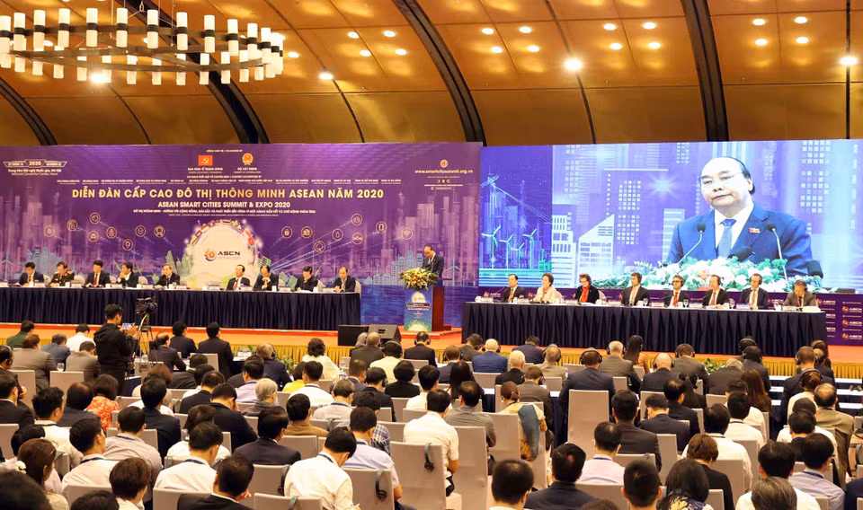 Le Premier ministre Nguyen Xuan Phuc assiste à la session plénière du Forum de haut niveau 2020 du réseau des villes intelligentes de l’ASEAN, le 22 octobre 2020 à Hanoï.