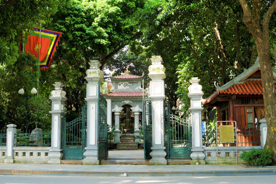 Le Loi est aussi connu comme étant le héros de la légende de l'épée restituée du lac de Hoan Kiêm de Hanoï. Selon la légende, l’empereur Le Loi au début de sa lutte aurait reçu une épée magique, repêchée du lac, qu’il aurait utilisée pour lutter contre les envahisseurs Ming au 15ème siècle. Plus tard, une fois la paix revenue, lorsque l'empereur est allé faire du bateau sur le lac Hoan Kiem à une date ultérieure, une grande tortue dorée a fait surface, demandant à l'empereur de rendre l'épée au Roi-Dragon. Le Loi comprend alors que l'épée était un mandat du Ciel pour chasser les Chinois du pays. Photo: Vietnam+