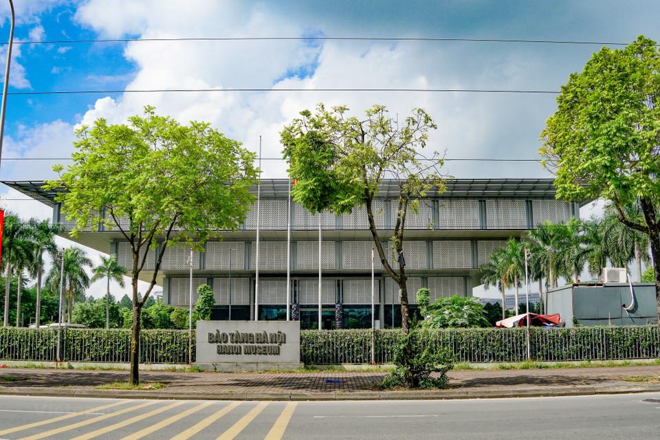 Le Musée de Hanoï figurait en 2016 dans la liste des plus beaux musées du monde élaborée par le site web d'information américain Business Insider. Autres musées figurant dans la liste: Musée du Palais royal à Pékin, en Chine; Musée Guggenheim Bilbao en Espagne;, Musée de l’Histoire naturelle à Londres, au Royaume-Uni; Musée de Louvre à Paris, en France; Musée juif à Berlin, en Allemagne; Musée Royal Ontario au Canada; Musée de l’histoire de Moscou en Russie; Musée de Louis Vuitton à Paris, en France; Musée d’arts Metropolitan à New York, aux États-Unis; Musée de Salvador Dali à Figueres, en Espagne… À partir du 20 mai 2020, le Musée de Hanoï a temporairement cessé d'accueillir les visiteurs pour mener à bien la construction de l'exposition régulière du musée. Comme prévu, le musée ouvrira régulièrement à partir de fin 2021. Photo: Vietnam+