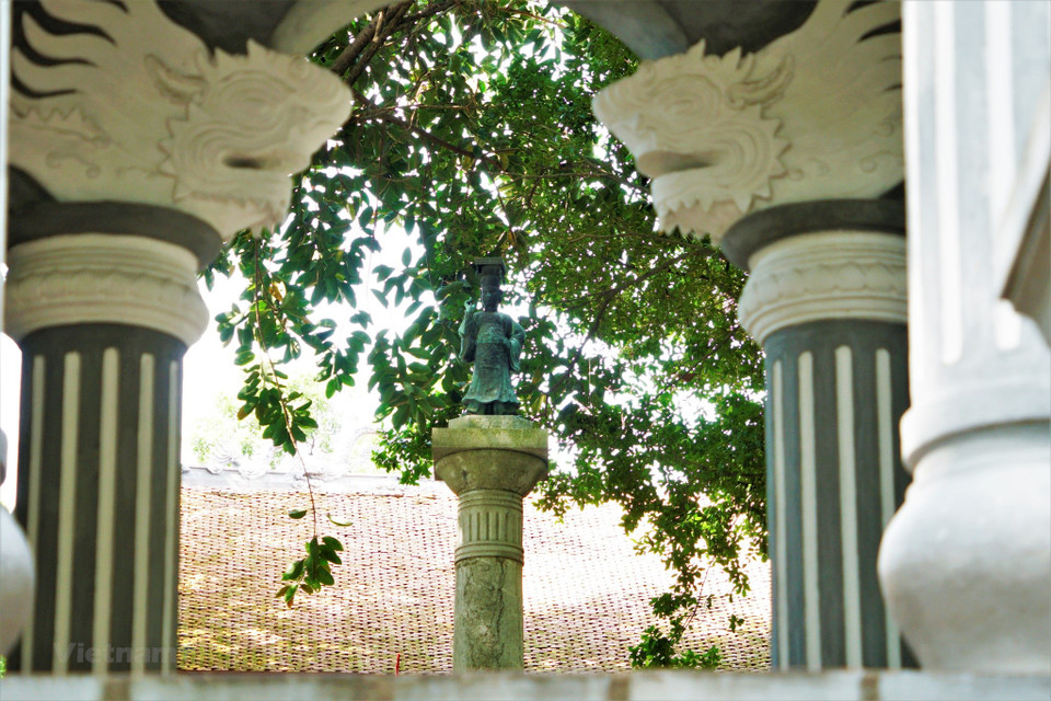 Située au 16 rue de Le Thai To (quartier de Hang Trong, arrondissement de Hoan Kiem), sur la rive ouest du lac de Hoan Kiêm, la statue du roi Le Thai To, construite à la fin du XIXe siècle, est l'une des œuvres typiques commémorant le 1000e anniversaire de Thang Long. Le Loi, connu par la suite sous son nom de règne en tant qu'Empereur Le Thai To, est né le 10 septembre 1385 dans la province de Thanh Hoa et mort le 5 septembre 1433. Fondateur de la dynastie des Le postérieurs (1428–1524), il régna sur le Dai Viet de 1428 à 1433. Le Loi est un héros national au vietnam du fait de sa lutte pour repousser les envahisseurs chinois et de son travail de reconstruction du pays. Photo: Vietnam+