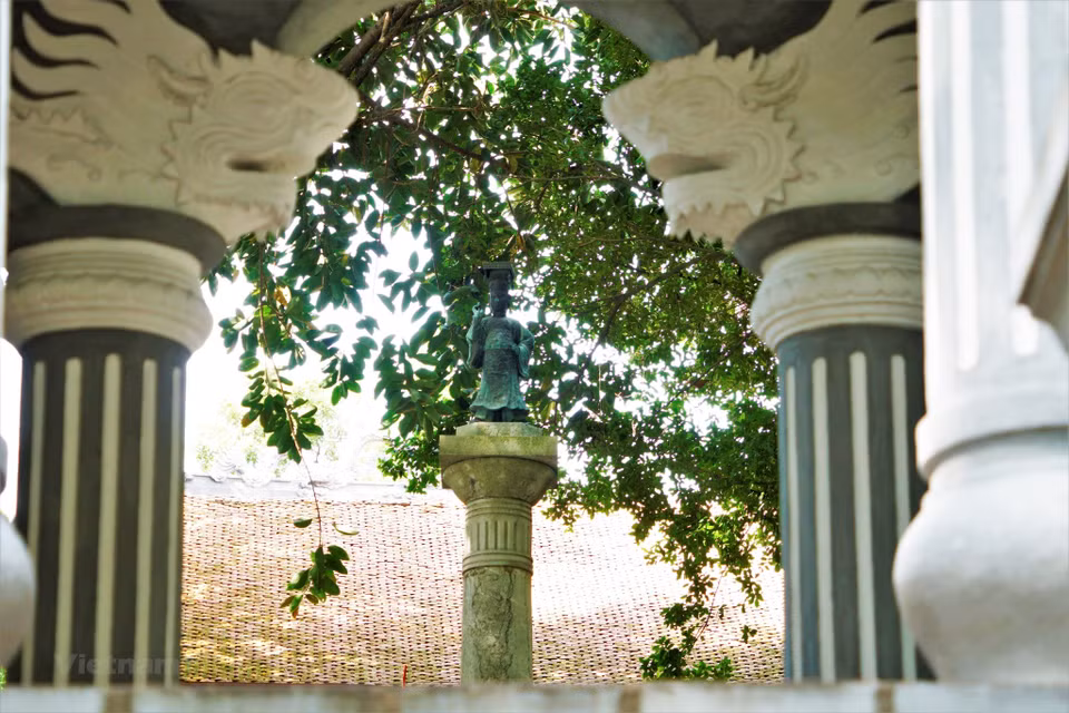 Située au 16 rue de Le Thai To (quartier de Hang Trong, arrondissement de Hoan Kiem), sur la rive ouest du lac de Hoan Kiêm, la statue du roi Le Thai To, construite à la fin du XIXe siècle, est l'une des œuvres typiques commémorant le 1000e anniversaire de Thang Long. Le Loi, connu par la suite sous son nom de règne en tant qu'Empereur Le Thai To, est né le 10 septembre 1385 dans la province de Thanh Hoa et mort le 5 septembre 1433. Fondateur de la dynastie des Le postérieurs (1428–1524), il régna sur le Dai Viet de 1428 à 1433. Le Loi est un héros national au vietnam du fait de sa lutte pour repousser les envahisseurs chinois et de son travail de reconstruction du pays. Photo: Vietnam+