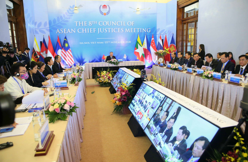 La 8e réunion du Conseil des juges en chef de l’ASEAN se tient en ligne à Hanoï. Le président de la Cour populaire suprême du Vietnam Nguyen Hoa Binh est élu président du CACJ pour le mandat 2020-2021.