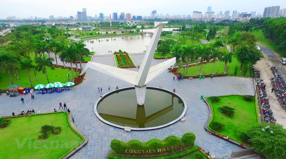 Le parc de Hoa Binh (Paix), situé au quartier de Xuan Dinh (arrondissement de Bac Tu Liem), est apparu comme une oasis verte et un symbole de paix dans la capitale animée du Vietnam. Couvrant une superficie totale de plus de 20 hectares, le parc a été achevé le 8 octobre 2010 à l'occasion du 1000e anniversaire de Thang Long – Hanoï. Ouvert au public depuis le 9 octobre 2010, le parc Hoa Binh attire chaque jour de nombreux visiteurs nationaux et internationaux. Les visiteurs peuvent facilement voir une variété de symboles représentant la paix dans l'espace du parc tels que des grues, le globe, des pigeons... Ce parc abrite une statue en bronze de 20 tonnes et de 7,2 mètres de haut, appelée Hoa Binh, qui a donné son nom au parc. Photo: Vietnam+