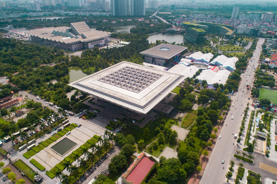 Situé à la rue de Pham Hung (quartier de Me Tri, arrondissement de Nam Tu Liem), le Musée de Hanoï, l’un des plus modernes musées du Vietnam, a été inauguré à l’occasion du Millénaire de la capitale. Couvrant plus de 50.000 m², le musée se trouve dans l'espace du Centre national des conferences de My Dinh. Représentant un coût d'investissement total de 2.300 milliards de dongs (près de 118 millions de dollars), le bâtiment est composé de 4 étages et 2 sous-sols. Il a la forme d'une pyramide renversée avec un escalier en colimaçon à l'intérieur qui amène les visiteurs à chaque section d'exposition. Photo: Vietnam+