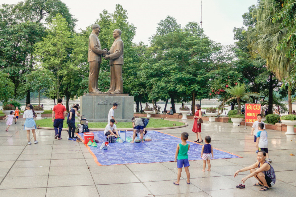 En plus d'honorer ces deux grands dirigeants, l'ouvrage symbolise la solidarité et l'unité entre les deux plus grandes villes du Vietnam. Ho Chi Minh a été le premier Président de la République démocratique du Vietnam de 1945 à 1969. Ton Duc Thang a été son successeur de 1969 à 1980. L'Oncle Hô, le héros de la révolution vietnamienne, dirigeant du Parti, de l'Armée et de la population, a surmonté bien des difficultés pour obtenir la victoire. L'Oncle Ton, ami sincère du Président Ho Chi Minh, a consacré toute sa vie à l'indépendance de la Patrie, au bonheur du peuple. Les Oncles Ho et Ton constituent des symboles brillants du patriotisme, du respect de la population, de l'idéal révolutionnaire, de lutte pour l'indépendance et de construction nationale. Photo: Vietnam+