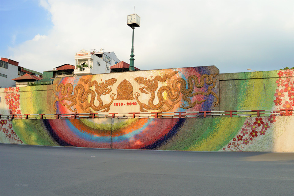 Pour se protéger des crues du fleuve Rouge, la ville de Hanoï, née en 1010 et capitale du Vietnam, a construit une longue digue. Démarrée en 2007 et inaugurée le 25 septembre 2010, la «Route de la céramique au bord du fleuve Rouge», qui fait actuellement partie de la digue, couvre 4km de long et traverse les arrondissements de Tay Ho, de Ba Dinh, de Hoan Kiem et de Hai Ba Trung. Le mur de 95 cm de hauteur est devenu le support du plus long mosaïque de céramique du monde reconnu par le livre Guinness. Le 30 août 2008, le projet «Route de la céramique au bord du fleuve Rouge» a reçu le prix «Bui Xuan Phai - Pour l'amour de Hanoï», une grande récompense réservée aux projets importants pour la capitale vietnamienne. Photo: Vietnam+