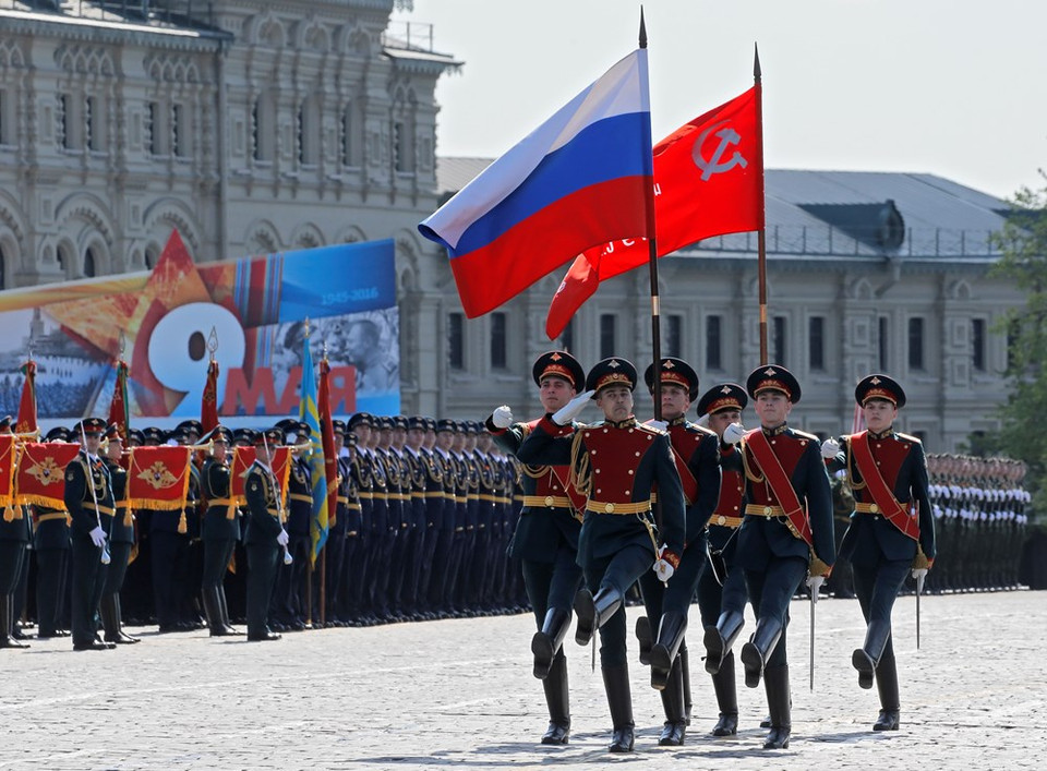 Deux symboles de la Russie sortent sur la place Rouge: la légendaire Bannière de la Victoire et le drapeau national de la Fédération de Russie. 