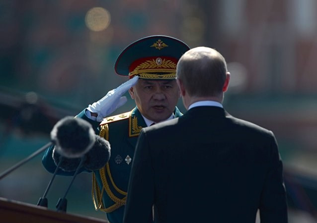 Le ministre de la Défense, le général d'armée Sergueï Choïgou, fait rapport au président russe Vladimir Poutine, chef suprême des armées. 