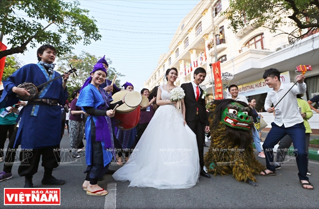 Des artistes japonais rendent hommage, de manière spontanée, à un couple de jeunes mariés ​de la localité. 