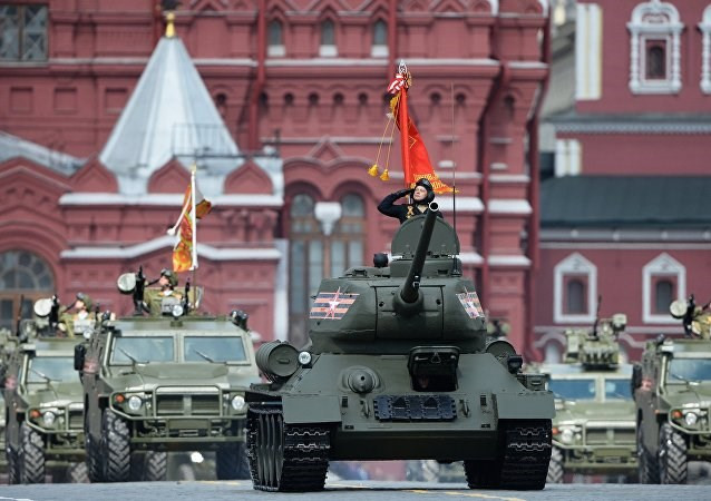 Légende des champs de bataille de la Grande Guerre patriotique, le T34, ouvre le défilé de véhicules. 
