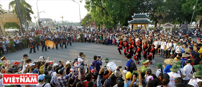 Des dizaines de milliers de touristes et d’habitants de Huê ont profité de l’ambiance extraordinaire de la fête de rue comme ici, à l'une des extrêmités du pont Tràng Tiên.