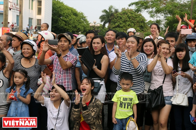 Touristes et Huéens visiblement ravis du spectacle.
