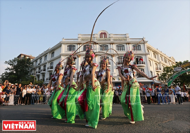 Les danseuses de la troupe artistique du Guangdong (Chine) était pour la première fois invitée à l'événement. Pour le plus grand bonheur des spectateurs.