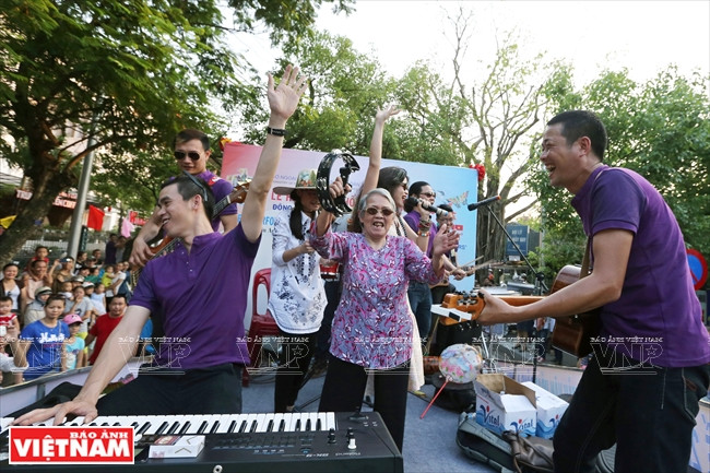 Une femme âgée ​rejoint la scène. 
