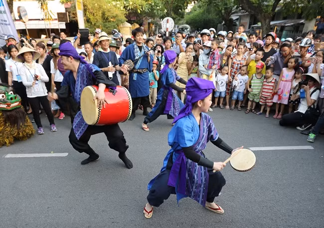 Des artistes japonais en action. 