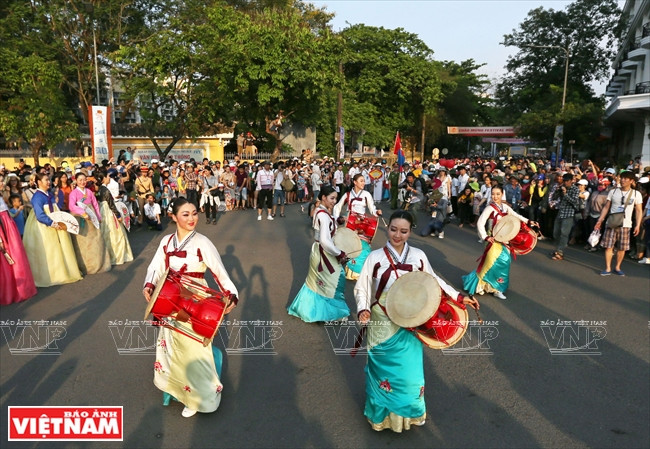 L’orchestre de joueuses de tambour sud-coréennes. 