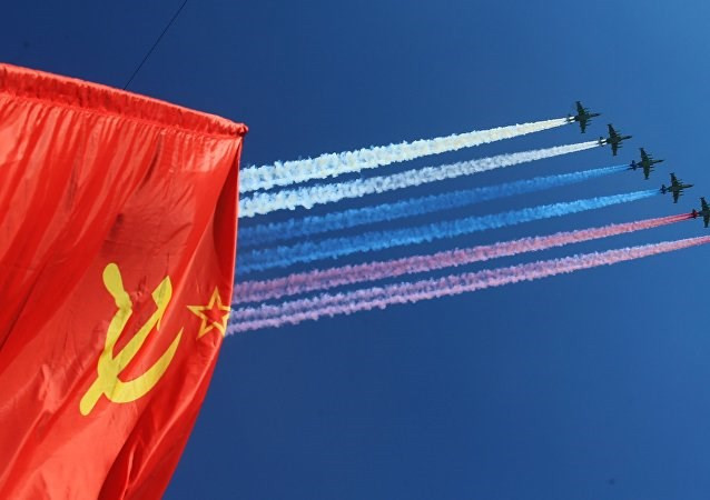 Le groupe de voltige ​de la Russie ​sur Sukhoi 25SM clô​t le défilé. 