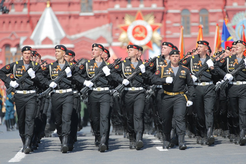 Les troupes des forces armées russes sortent sur la plage Rouge. 