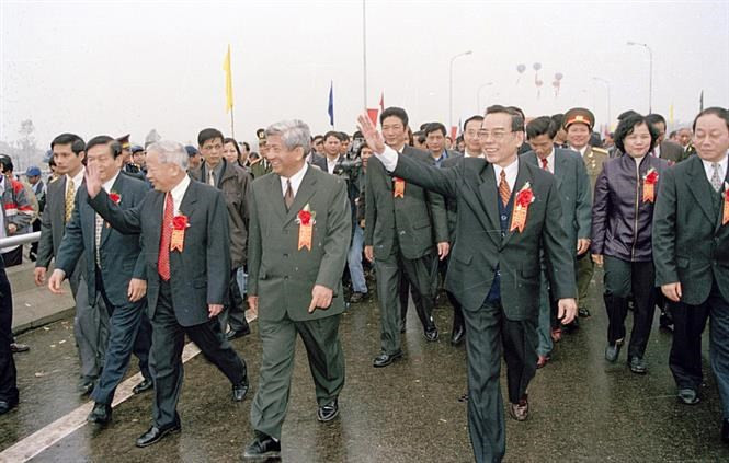 Le Premier ministre Phan Van Khai assiste à la cérémonie de lancement du pont Tan De sur le fleuve Rouge, qui relie les provinces de Thai Binh et de Nam Dinh, le 8 février 2002. Photo: VNA