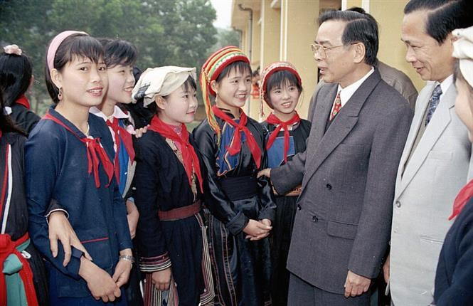 Le Premier ministre Phan Van Khai parle aux étudiants ethniques lors de sa visite au pensionnat de Bac Kan dans la province montagneuse du même nom (Nord) le 16 janvier 1988. Photo: VNA