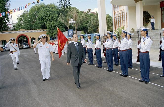 Le Premier ministre Phan Van Khai lors d'une visite à la Marine populaire du Vietnam le 2 août 2005. Photo: VNA