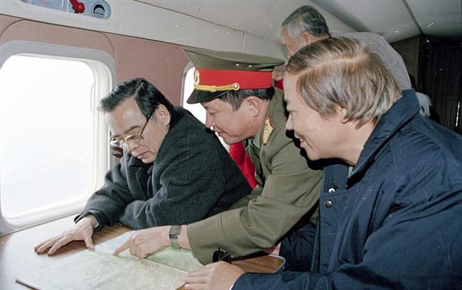 Le Premier ministre Phan Van Khai effectue une visite sur le terrain pour inspecter un projet de lutte contre les inondations dans le fleuve Rouge à Hanoi le 9 décembre 2001. Photo: VNA