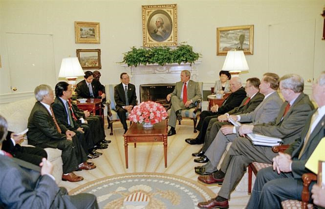 Le Premier ministre Phan Van Khai (à gauche) s'entretient avec le président américain George W. Bush à la Maison Blanche le 21 juin 2005. Photo: VNA