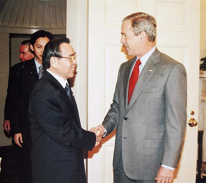 Le Premier ministre Phan Van Khai (à gauche) et le président américain George W. Bush se serrent la main à la Maison Blanche lors de sa visite aux Etats-Unis le 21 juin 2005. Photo: VNA