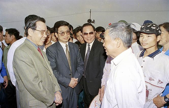 Le Premier ministre Phan Van Khai rencontre des résidents locaux dans les communes d'An Sinh, dans le district de Dông Triêu de la province de Quang Ninh (Nord-Est), le 9 avril 2000. Photo: VNA