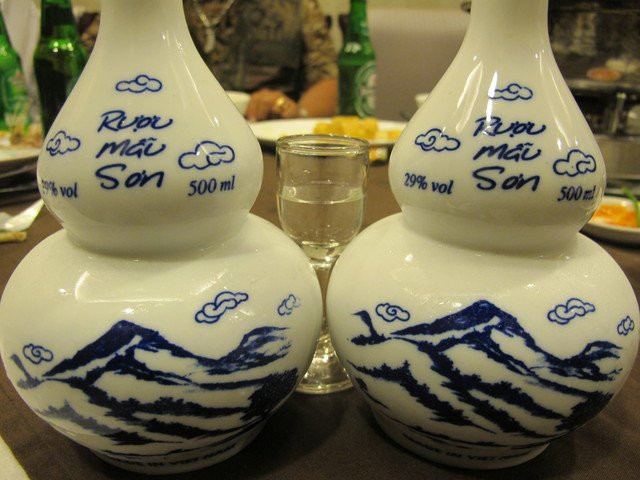 L'alcool de Mâu Son, cadeau choisi par les visiteurs pour offrir à leurs proches et à leurs amis. Photo: vinadiscover.com