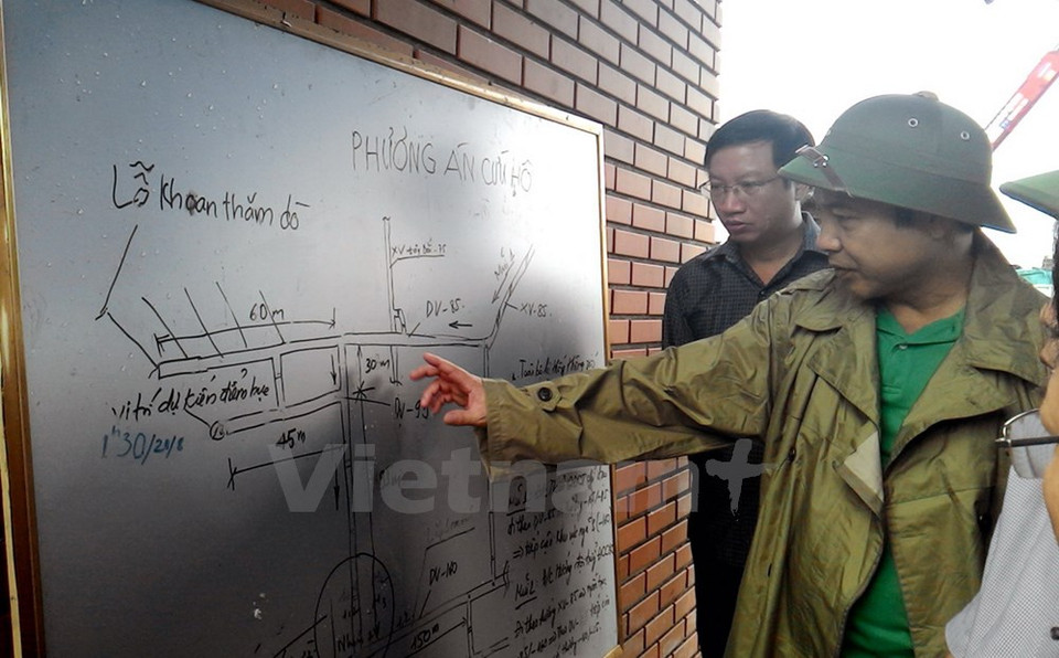 Le vice-président du Comité populaire de Quang Ninh, Dang Huy Hau, veillent sur les opérations. 